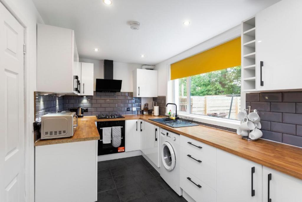 Stylish 3 Bed Edinburgh Abode - Parking And Gardenヴィラ エクステリア 写真